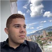 A cualquier estudiante con ganas de aprender y sobre todo a los que les cuesta aprender matemáticas me centro en las bases y explico de manera más pedagógica y coloquial posible para el entendimiento del estudiante